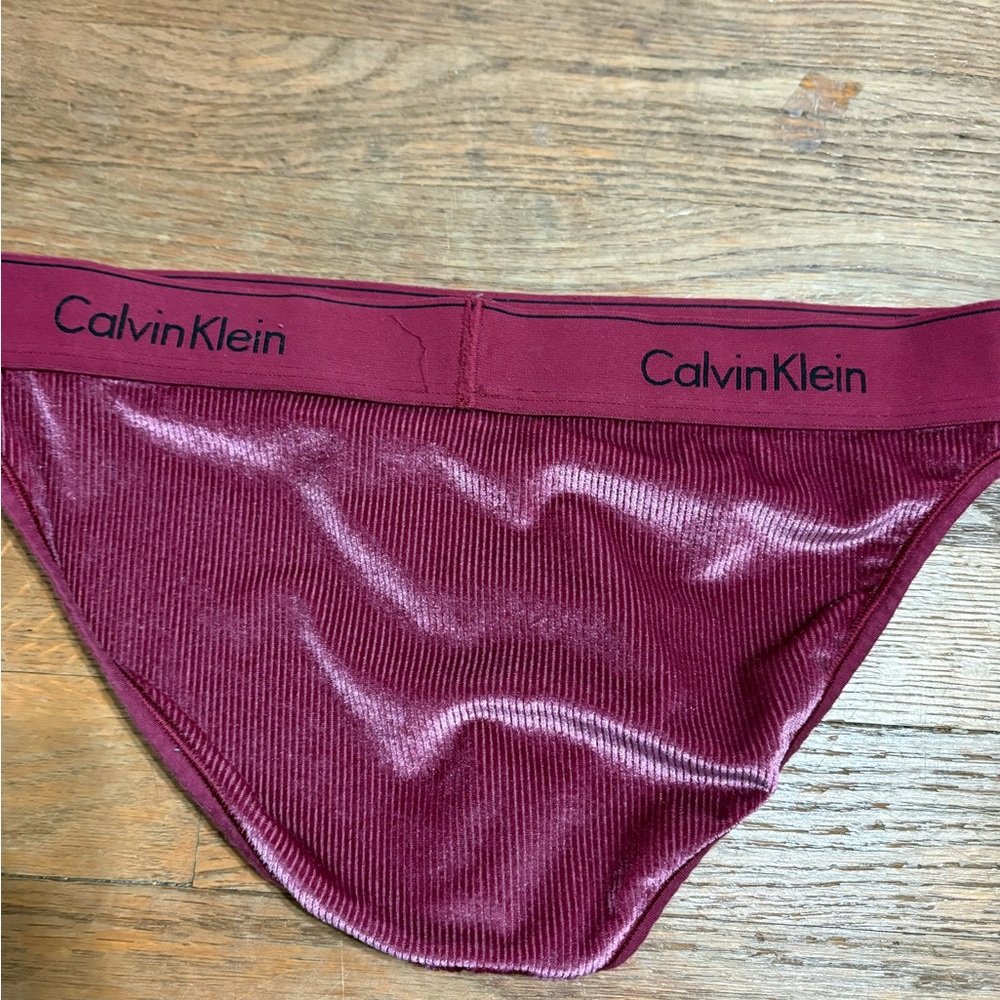 Calvin Klein Deep Red Intimate Set - Picture 3 of 5